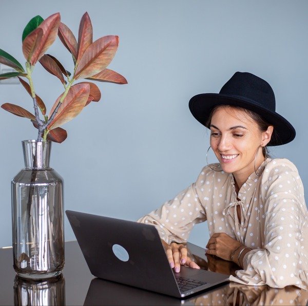 Persona trabajando en Gestión de Relacionamiento con Clientes - CRM