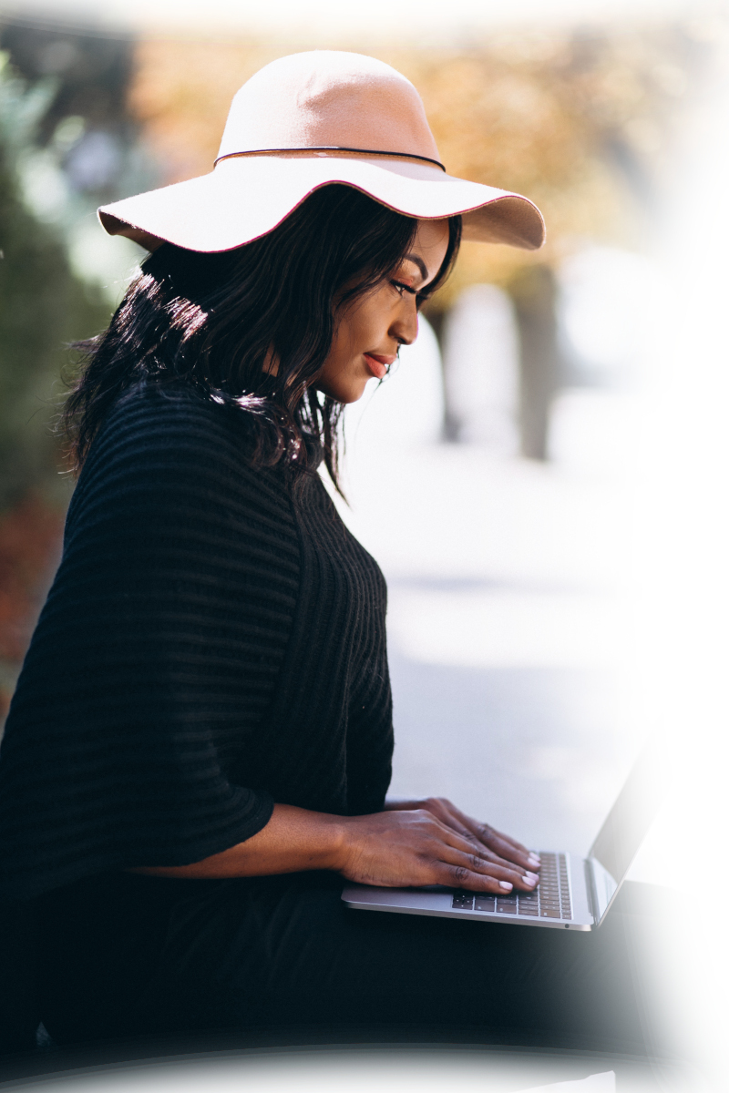 mujer-afroamericana-escribiendo-en-una-computadora-fundido7