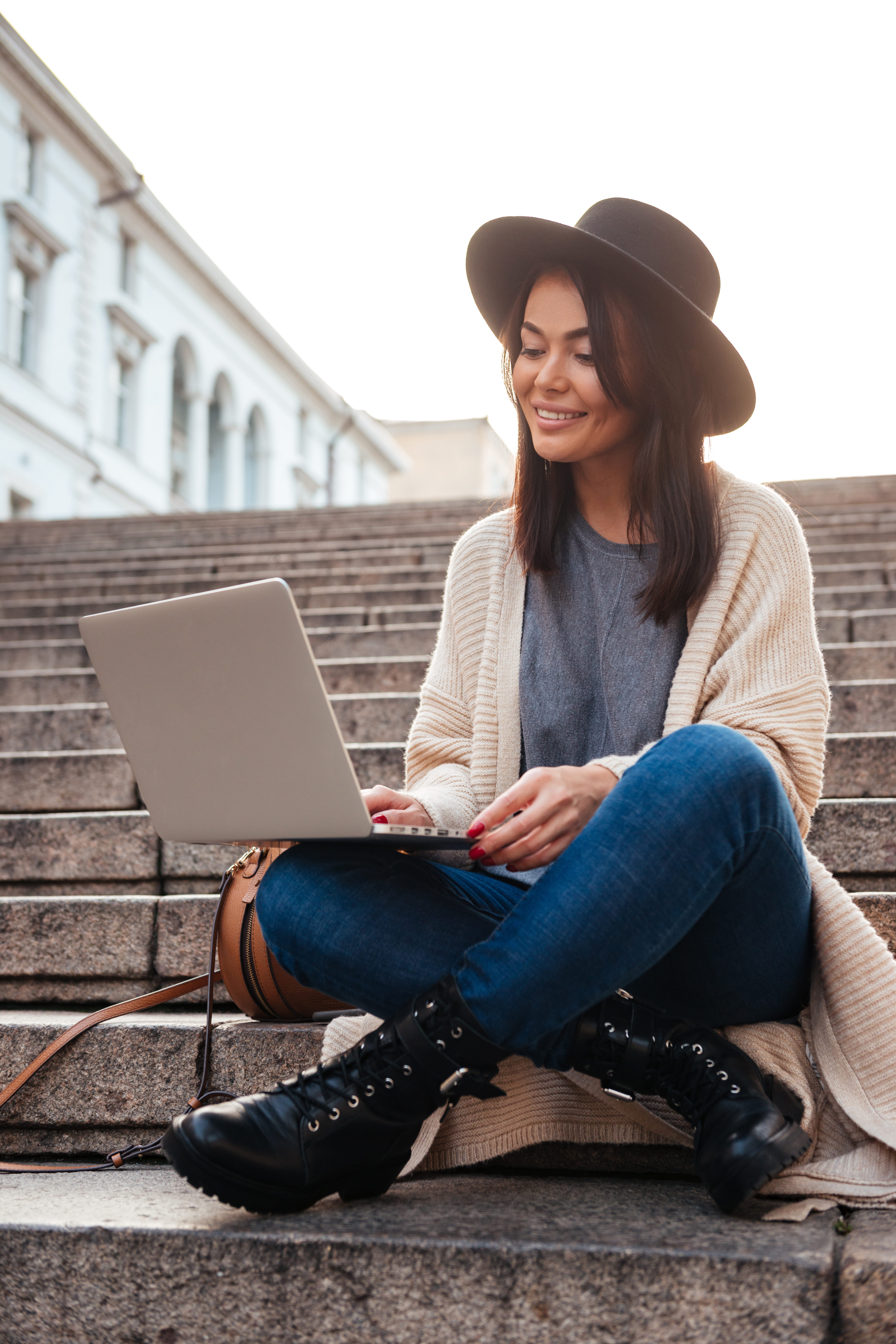 retrato-de-una-mujer-bonita-feliz-usando-la-computadora-portatil