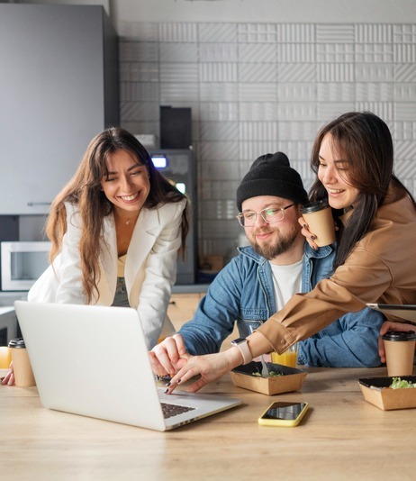Equipo de Community Management revisando contenidos de gestión de redes sociales