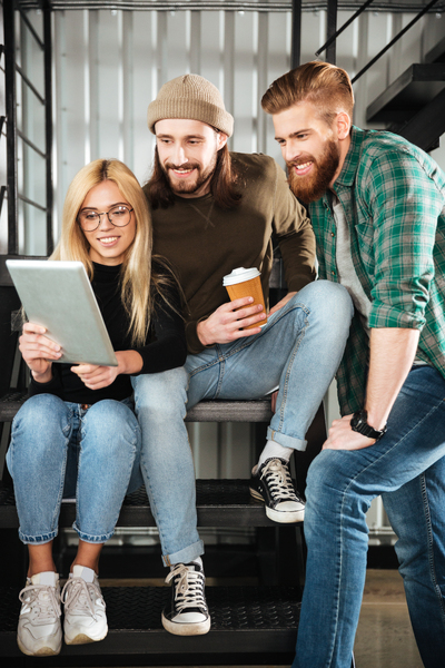 Equipo de trabajo observando anuncio de Publicidad Digital